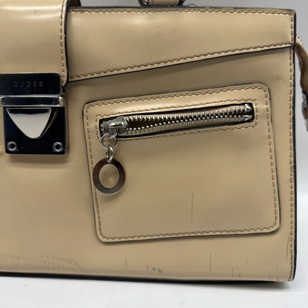 Vtg‎ Guess Purse Womens Handbag Tan Patent Leather Top Handle Buckle Y2K